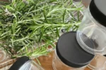 Rosemary and coarse salt: why you should keep them together in a jar indoors